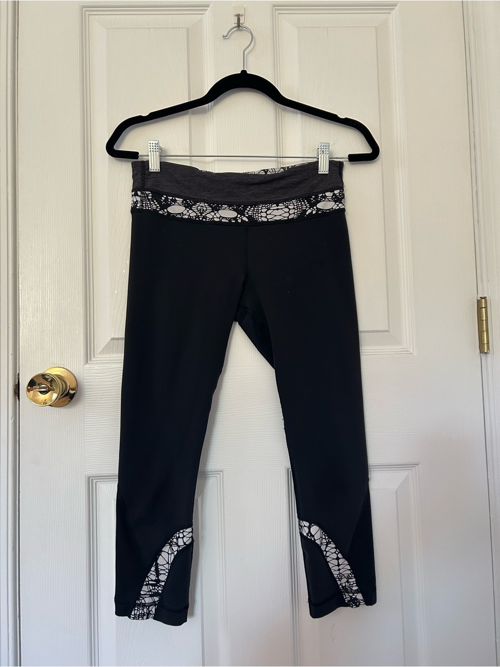 Lululemon Crop Leggings Black Print Trim Size 6